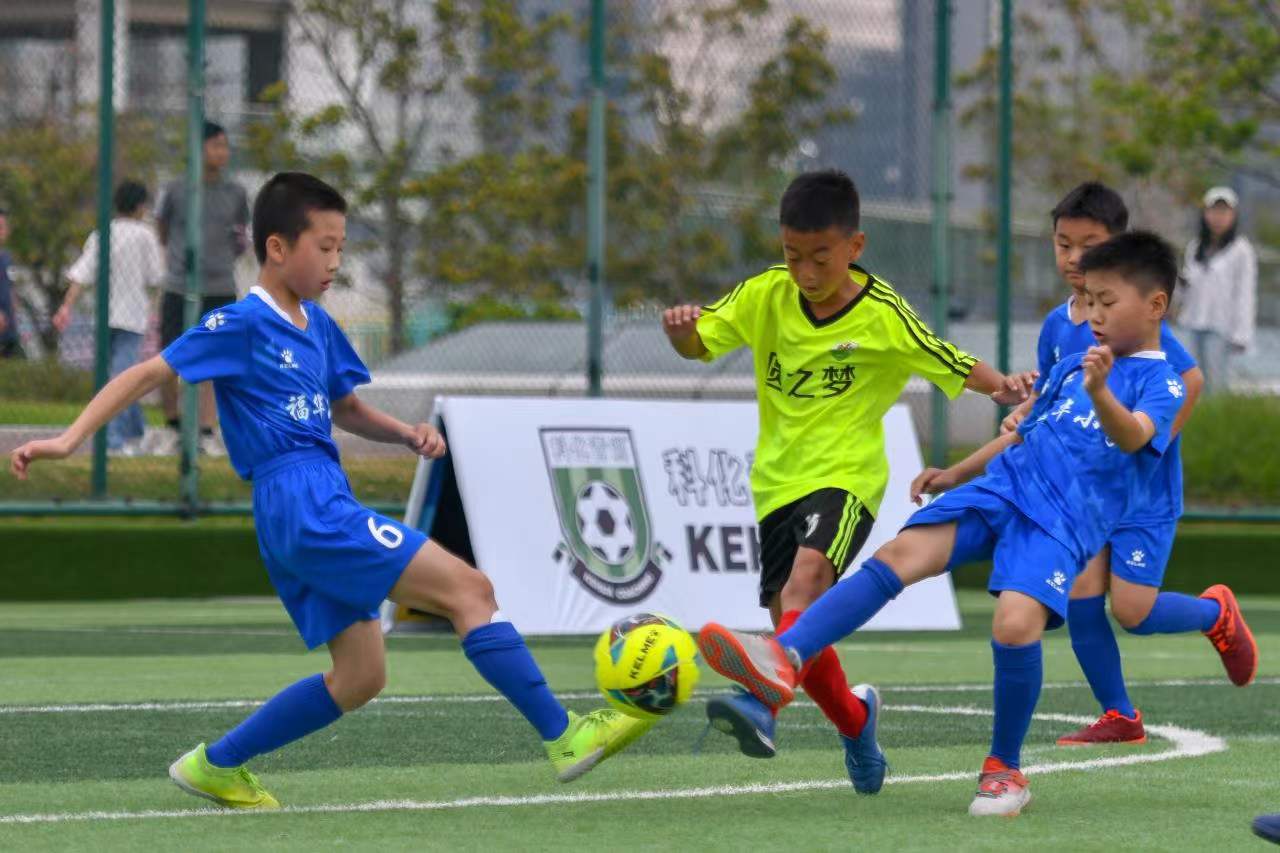 一个是足球 一个是足球