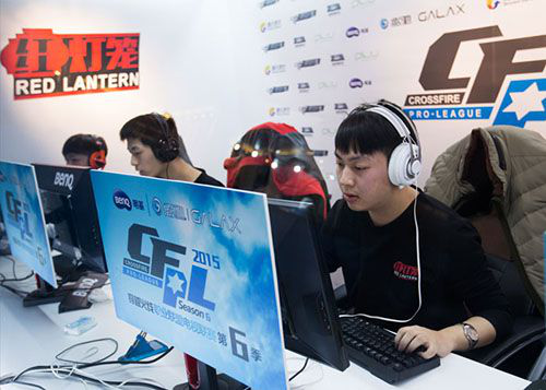 他的膝盖手 他的膝盖手